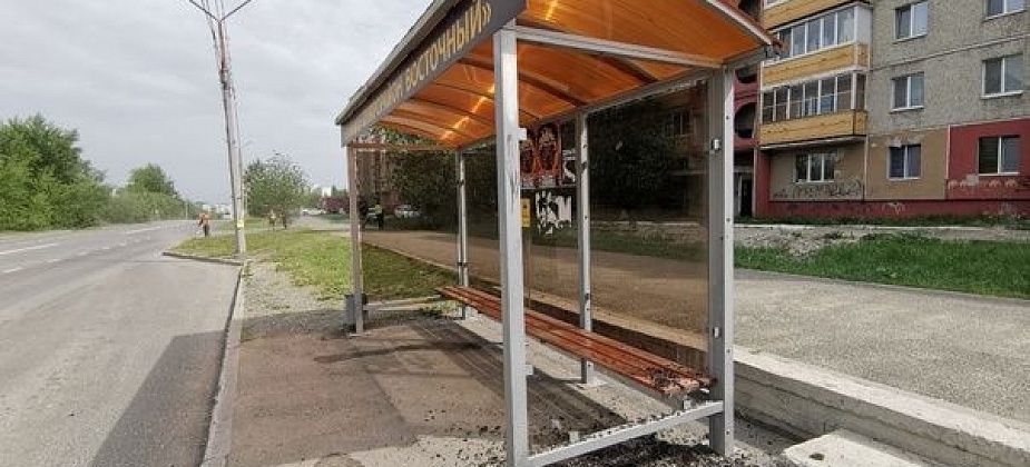 Полиция Серова ищет вандалов, которые разбили стену остановки на улице Ленина