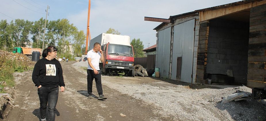Серовчане вынуждены жить на стройплощадке. "Вокруг" их дома возводят новую школу