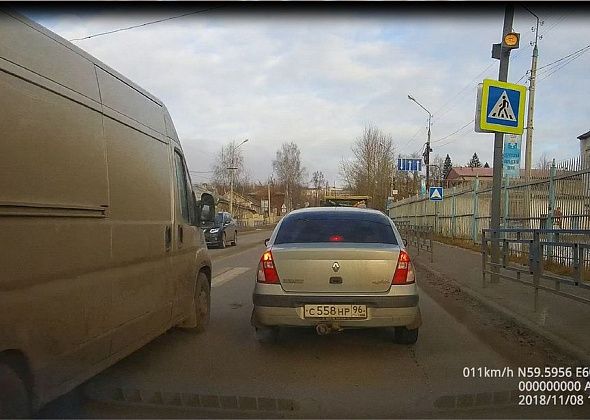 Водитель микроавтобуса, не пропустивший на переходе серовчанку, был оштрафован