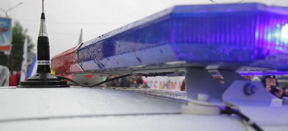 Бесправный серовчанин пытался удрать от полицейских и врезался в припаркованный автомобиль