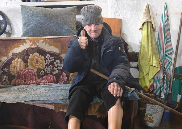 Безногому серовчанину, у которого дети в 2024 году сожгли протезы, сделали новые “ноги”