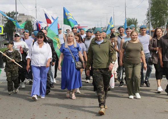 Под сине-зеленым флагом серовчане отметили День ВДВ
