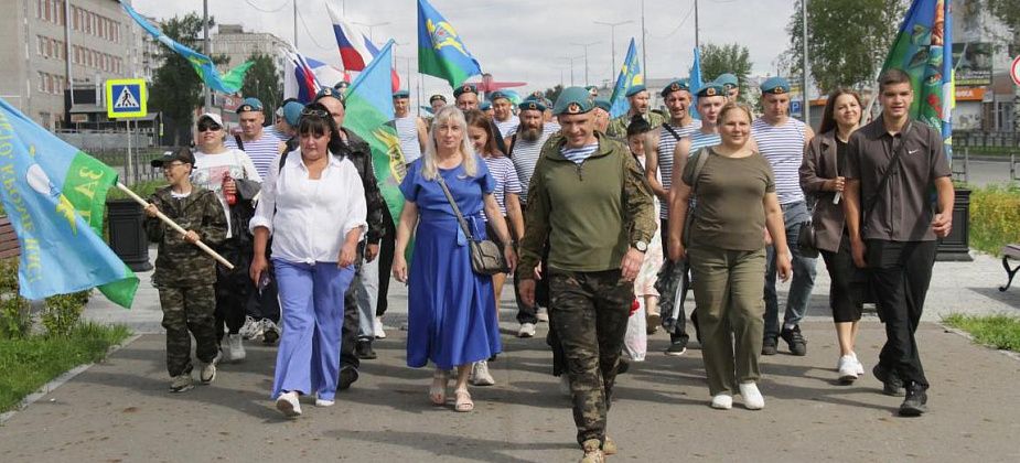 Под сине-зеленым флагом серовчане отметили День ВДВ