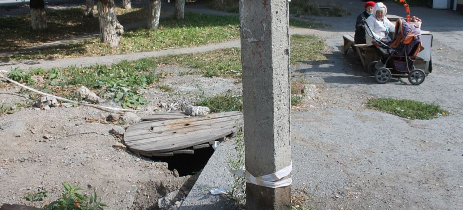 "Вчера на моих глазах в эту яму упал ребенок". Пенсионерка хочет, чтобы засыпали яму на Кирова 