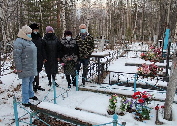 Полицейские Серова возложили цветы на могилы погибших коллег