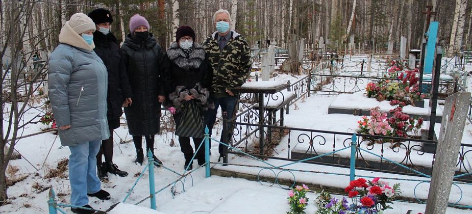 Полицейские Серова возложили цветы на могилы погибших коллег