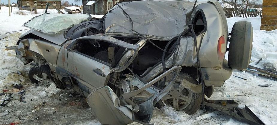 На трассе Сосьва-Серов автомобиль врезался в опору ЛЭП