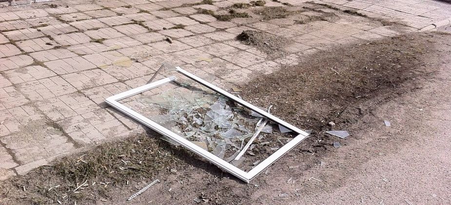 Секция балкона рухнула на тротуар в Серове