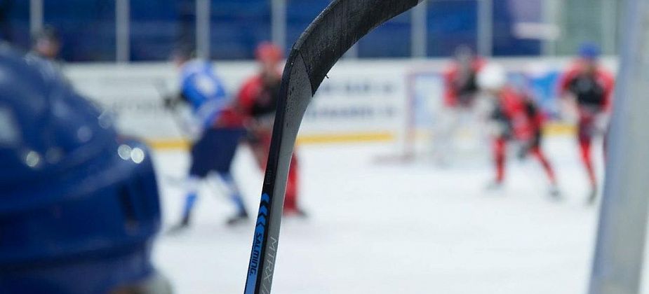 В День Конституции чиновники администрации Серова сыграют в хоккей с "девчатами"