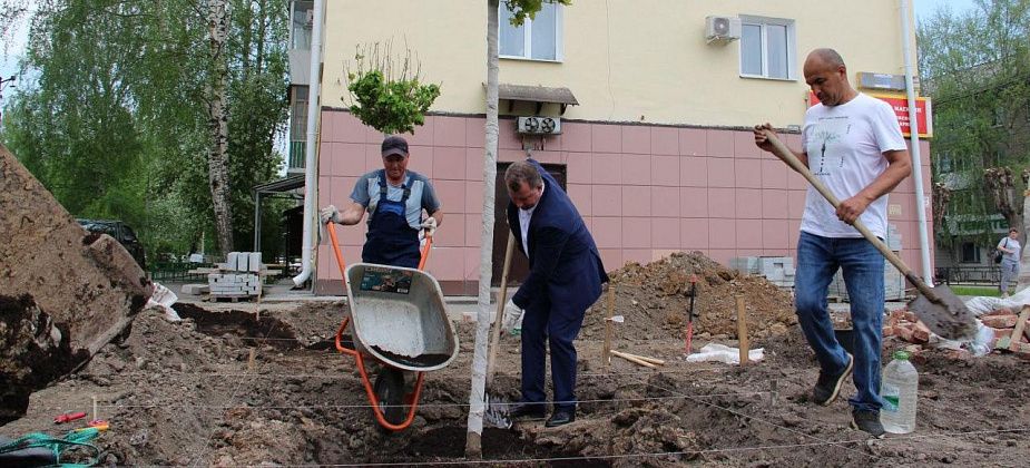 Хобби – украшать и благоустраивать. Глава Серова принял участие в озеленении города