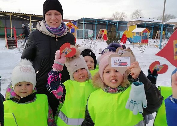 ГИБДД: в Серове воспитанники детского сада поздравили мам с праздником