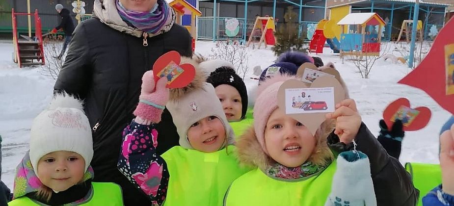 ГИБДД: в Серове воспитанники детского сада поздравили мам с праздником