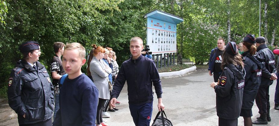 Чертову дюжину призывников отправили в армию из Серова