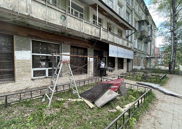 В аварийном доме на Февральской Революции заметили рабочих - разобрали фасад спа-салона