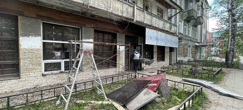 В аварийном доме на Февральской Революции заметили рабочих - разобрали фасад спа-салона