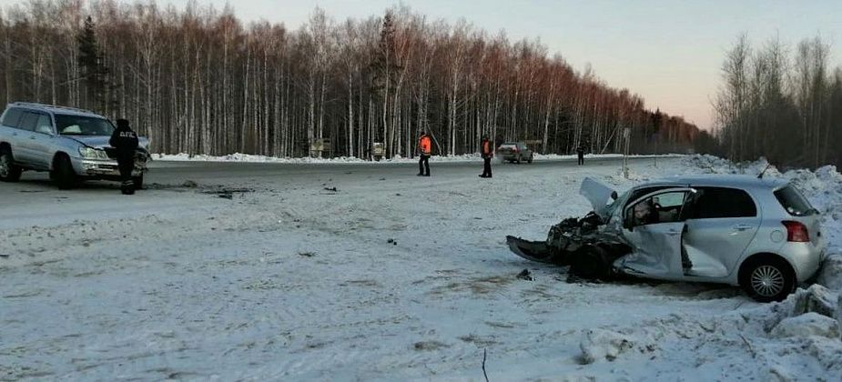 Под Серовом столкнулись "Лексус" и "Тойота". Есть пострадавшие