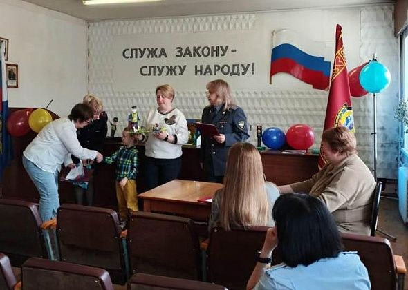 Полиция Серова в преддверии Дня защиты детей наградила победителей конкурса и вручила паспорта подросткам
