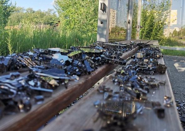 В Серове разбита очередная остановка на улице Ленина