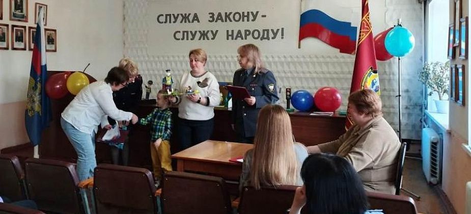 Полиция Серова в преддверии Дня защиты детей наградила победителей конкурса и вручила паспорта подросткам