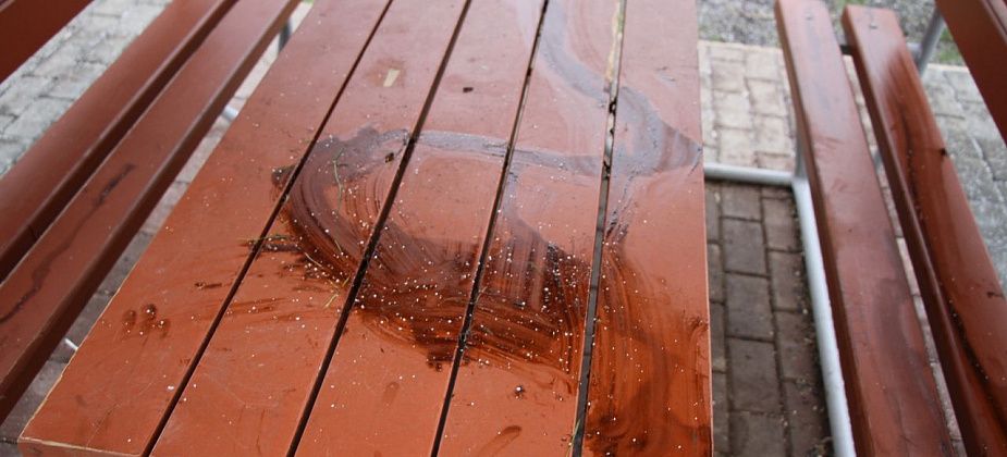 В недавно отремонтированном дворе в центре Серова кто-то измазал «сургучом» столик и скамейки