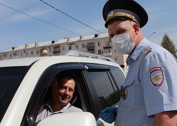 Инспекторы ГИБДД Серова поздравили автолюбителей с Днем Победы, вручили георгиевские ленты и защитные маски