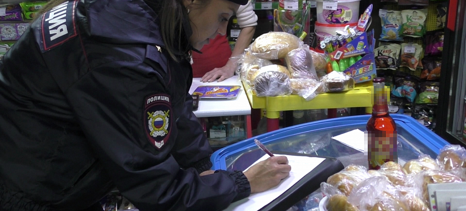 Полицейские в Серове составили протокол на продавца, которая продала несовершеннолетнему пиво