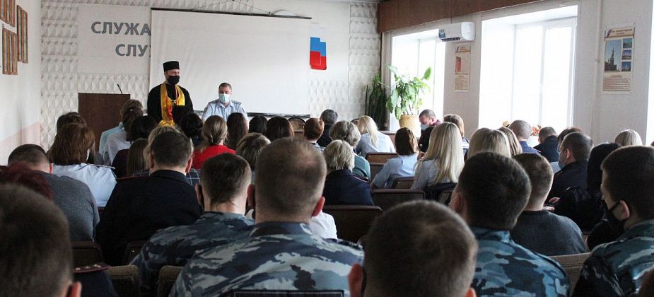 Священник рассказал серовским полицейским, как следует встречать Пасху