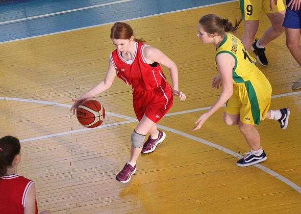 В Серове проходит турнир по баскетболу среди школьников