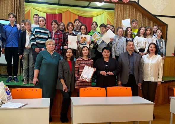 В Международный день книгодарения школьники Красноярки встретились с писательницей и попробовали написать книгу