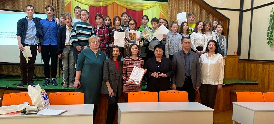 В Международный день книгодарения школьники Красноярки встретились с писательницей и попробовали написать книгу