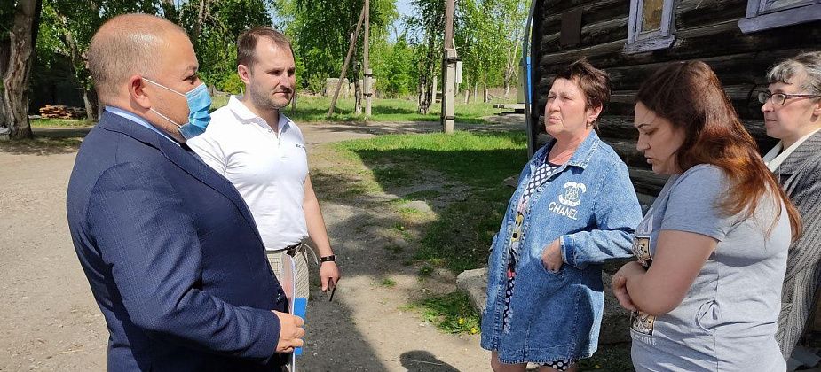 "Вас расселят"... Депутат ЗакСо встретился с жителями дома на улице Народной, которых топило фекальными водами