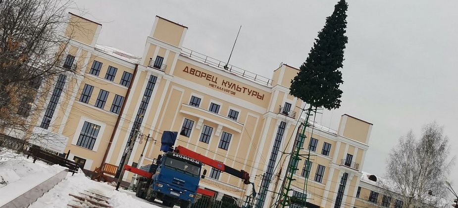 Перед ДКМ Серова устанавливают новогоднюю ель, которую год назад сломало ветром