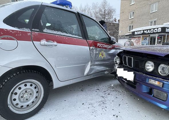 В Серове иномарка столкнулась с автомобилем Росгвардии