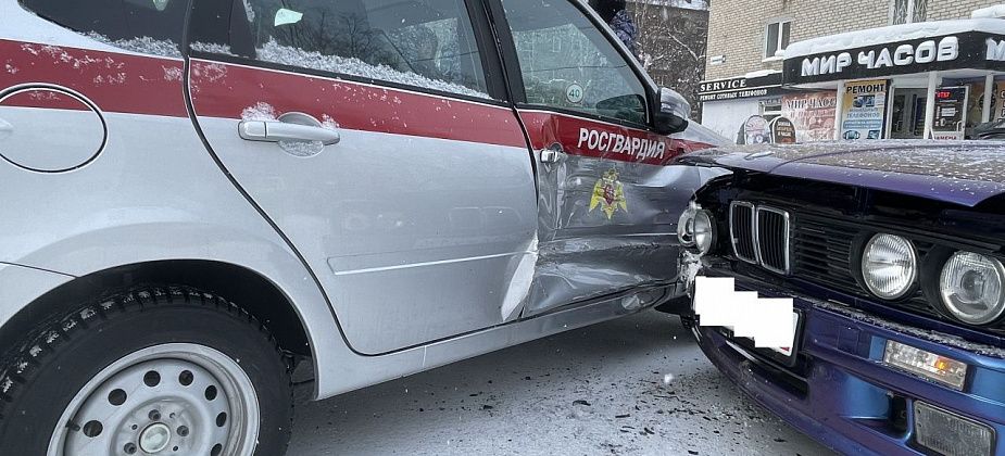 В Серове столкнулись иномарка и автомобиль Росгвардии