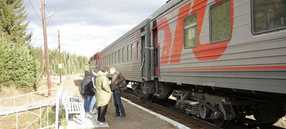 “Дети в тамбуре на полу сидели”. Горожане просят добавить вагон к электричке “Серов-Приобье”