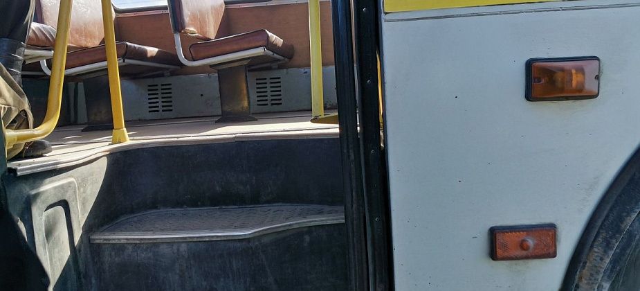 Жители поселков жалуются на автобус, а перевозчики – на отсутствие водителей и плохую дорогу