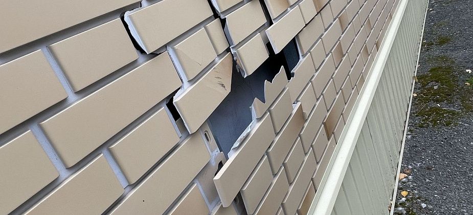 Из-за сломанного фасада кинотеатра “Родина” полиция Серова проводит проверку