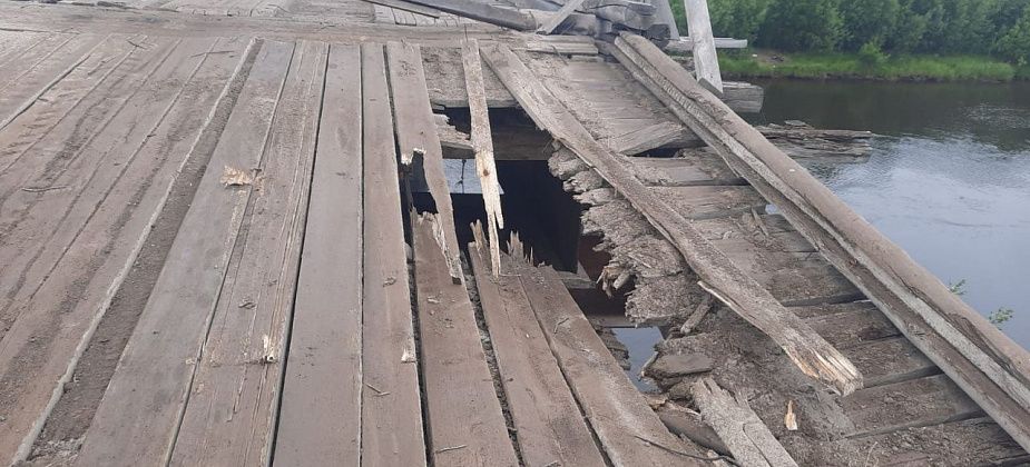 В Серове провалился въезд на мост. Мост люди ремонтировали самостоятельно четыре года назад