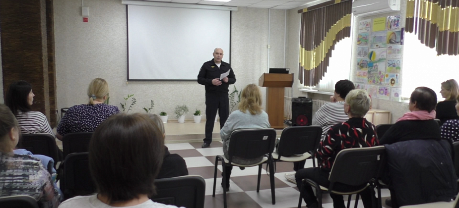 Полицейские, члены Общественного совета продолжают рассказывать серовчанам о схемах мошенников 