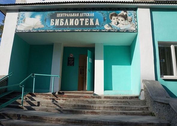 Отремонтируют фасад и крыльцо Центральной детской библиотеки Серова 