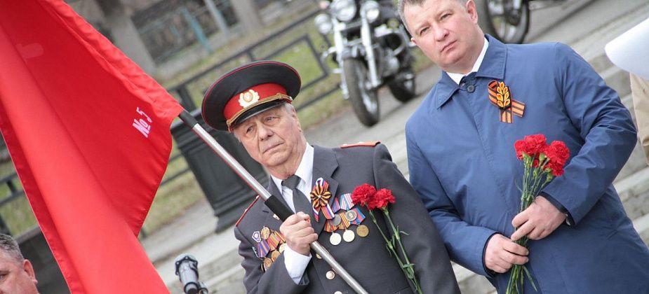 “Символ воинской доблести и героизма”. Серову торжественно передали копию знамени Победы