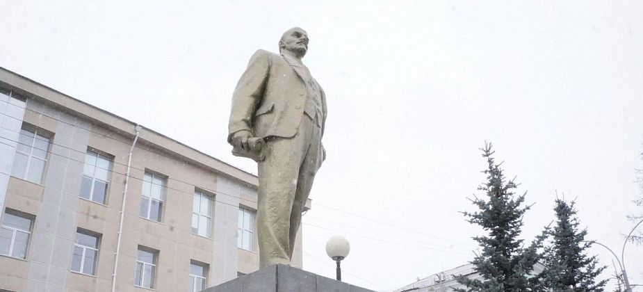 Кто метит в Ленина, тот бьет по России 