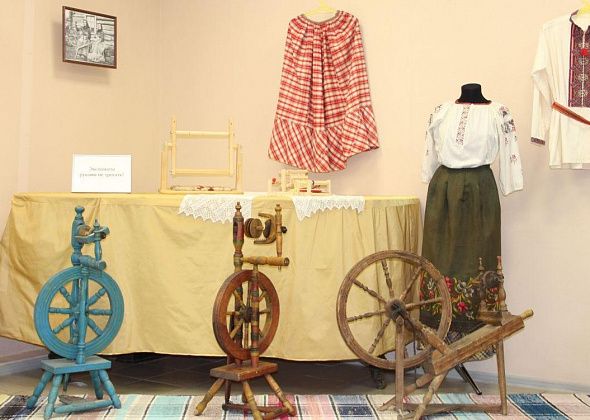 В Выставочном зале музея открылась выставка "Узоры времени: наследие народного ткачества"
