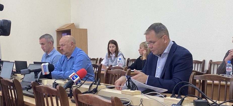На дороге по Луначарского и в сквере по Циолковского месячные отставания. Рассказываем о стройках Серова