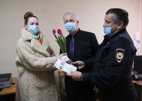 Сотрудники ГИБДД и ОВМ, ветераны и члены Общественного совета полиции Серова поздравили женщин с 8 Марта
