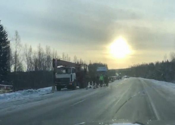 Техника и персонал Серовского ДРСУ и «Серовавтодора» помогают достать с обочины фургон попавшего в ДТП дальнобойщика. Мэр распорядился 