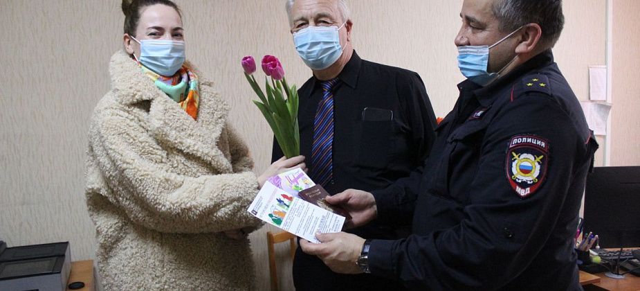 Сотрудники ГИБДД и ОВМ, ветераны и члены Общественного совета полиции Серова поздравили женщин с 8 Марта