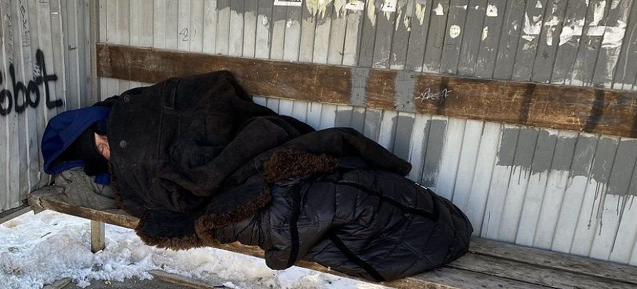 На автобусной остановке в центре Серова поселился бомж Павел