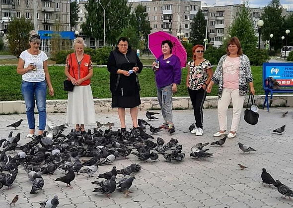 Серовчане вышли на Преображенскую площадь, чтобы в поддержку Хабаровска покормить голубей