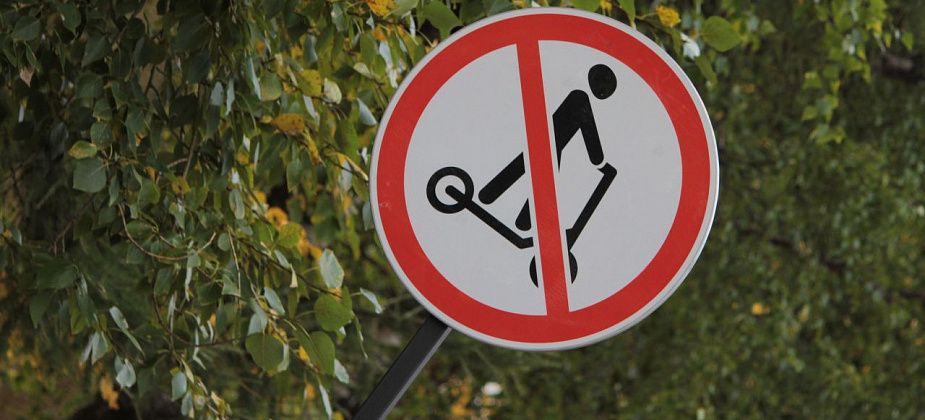 В Серове появились знаки, запрещающие проезд по тротуарам на электросамокатах и других СИМ